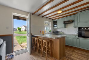 Fridge, microwave, oven, stovetop - Landscove Chalet 19 a charming and cosy South Devon holiday cottage (Brixham)