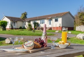 Outdoor dining - Landscove Chalet 19 a charming and cosy South Devon holiday cottage (Brixham)
