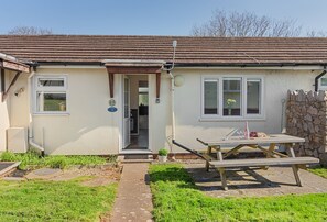 Outdoor dining - Landscove Chalet 19 a charming and cosy South Devon holiday cottage (Brixham)