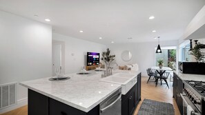 Private kitchen - The Hollywood Edit 2  -  Modern Design Residence (Los Angeles)