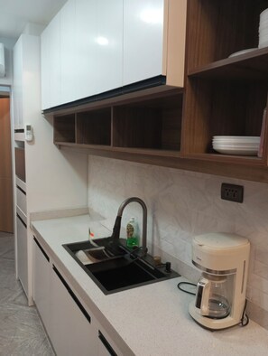 Private kitchen - 2-bedroom Suite in fantastic Bais City w/ AC parking lot, Wifi, netflix, kitchen (Bais City)