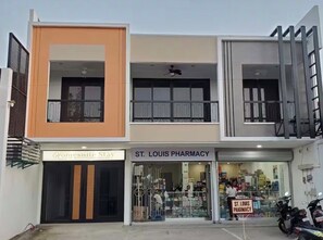 Exterior - 2-bedroom Suite in fantastic Bais City w/ AC parking lot, Wifi, netflix, kitchen (Bais City)