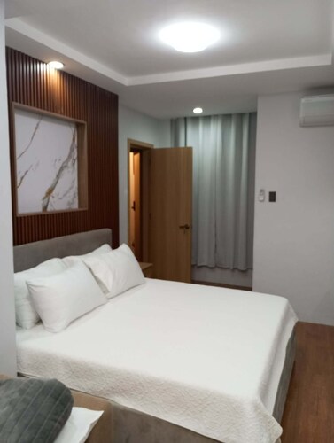 2-bedroom Suite in fantastic Bais City w/ AC parking lot, Wifi, netflix, kitchen
