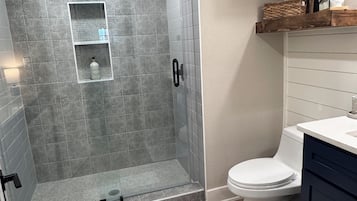 Dusj, hårføner, håndklær og såpe