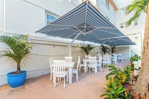 Outdoor dining - The Villa | Beach Plaza | Art Deco Style, Full Kitchen, Collins Ave (Miami Beach)