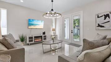 Smart TV y chimenea