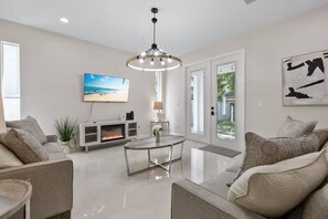 Smart TV y chimenea 