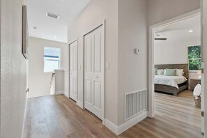 4 bedrooms, iron/ironing board, Internet, bed sheets - Luxury New Home in Ybor's Heart (Tampa)