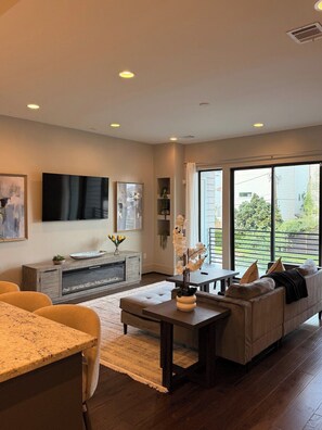 TV - Houston Gem Private Baths Near Downtown (Houston)
