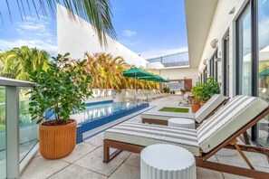 Terrace/patio - The Daydrift | King | Low-Key Hideaway, Easy Flow, Night Energy | 2 Units (Miami Beach)