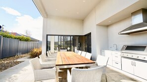 Outdoor dining - Pinecone Lodge - 38 Twynam Street (Jindabyne)