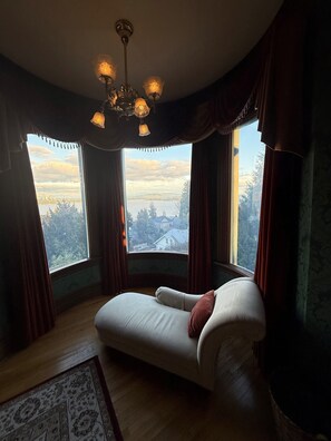 Interior - Victorian Tranquility within 4 miles of Lumen Field (Seattle)