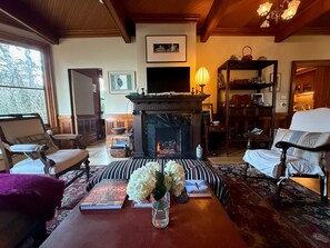 Living area - Victorian Tranquility within 4 miles of Lumen Field (Seattle)