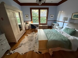 Room - Victorian Tranquility within 4 miles of Lumen Field (Seattle)