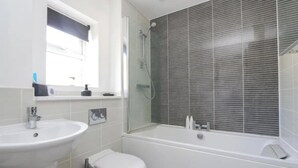 Un bagno con lavandino, water e vasca.