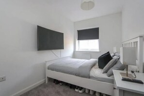 3 bedrooms, iron/ironing board, internet