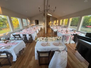 Banquet hall - Beautiful 10 acre farmhouse getaway for couples or families (Durham)