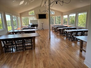 Meeting facility - Beautiful 10 acre farmhouse getaway for couples or families (Durham)