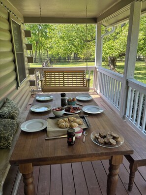 Outdoor dining - Beautiful 10 acre farmhouse getaway for couples or families (Durham)