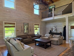 Living area - Beautiful 10 acre farmhouse getaway for couples or families (Durham)