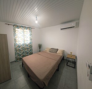 1 bedroom, bed sheets - Treat yourself to a relaxing stay in this charming, bright T2 apartment with private pool. (Sainte-Anne)