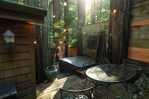 Outdoor dining - Redwood tree retreat in Mill Valley (Mill Valley)