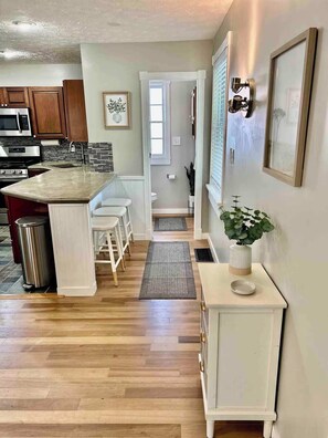 Fridge, microwave, oven, stovetop - Warfleigh Retreat Near Broad Ripple (Indianapolis)