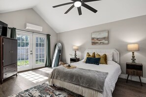 3 bedrooms, desk, iron/ironing board, WiFi - Stylish + Trendy Home W/ Office Near It All! (Indianapolis)