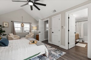 3 bedrooms, desk, iron/ironing board, WiFi - Stylish + Trendy Home W/ Office Near It All! (Indianapolis)