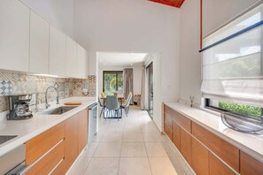 Private kitchen - Villa Girasole - Luxury and Elegant (Potrero)