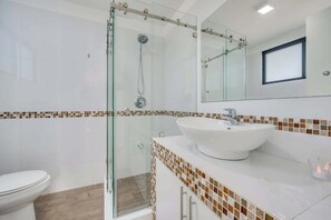 Dusche, Haartrockner, Bidet, Handtücher
