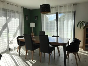 Dining - Large, comfortable house near Saint Malo and the Rance River (Châteauneuf-d'Ille-et-Vilaine)