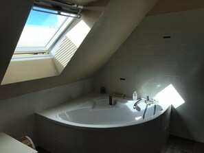 Bathroom - Vrbo Property (Châteauneuf-d'Ille-et-Vilaine)