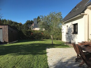 Outdoor dining - Vrbo Property (Châteauneuf-d'Ille-et-Vilaine)