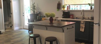  ESCAPE to Lake Hartwell. Large, 2/1 guest cottage on 5.29 acres with dock.