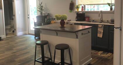 ESCAPE to Lake Hartwell. Large, 2/1 guest cottage on 5.29 acres with dock.