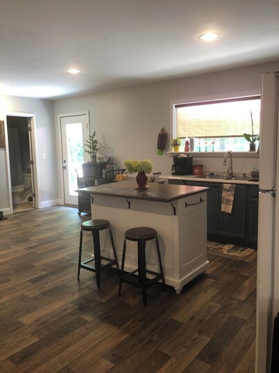 ESCAPE to Lake Hartwell. Large, 2/1 guest cottage on 5.29 acres with dock.