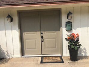 Exterior detail -  ESCAPE to Lake Hartwell. Large, 2/1 guest cottage on 5.29 acres with dock. (Lavonia)