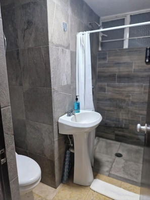 Shower, towels, soap, toilet paper - Spacious, comfortable house with excellent location near the Atlixcayotl highway. (Heroica Puebla de Zaragoza)