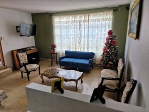 TV - Spacious, comfortable house with excellent location near the Atlixcayotl highway. (Heroica Puebla de Zaragoza)