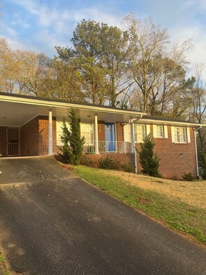 Exterior - Renovated House 9 Miles from Downtown ATL, Great Backyard on a Cul-de-sac! (Atlanta)