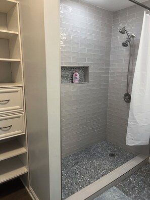 Shower, towels, soap, toilet paper - Renovated House 9 Miles from Downtown ATL, Great Backyard on a Cul-de-sac! (Atlanta)