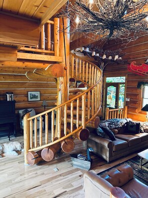 TV, fireplace, DVD player, books - Montana Built Log Cabin built just feet away from the North Branch of the AuSable River. Experience the 100 year old, untouched, cedar forest as well as the plentiful critters that reside there. (Grayling)