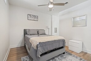 1 bedroom, iron/ironing board, WiFi, bed sheets - Cozy 1-bedroom apartment in charming Dallas with AC and gym access (Dallas)
