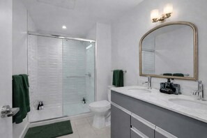 Ducha, secador de pelo y champú