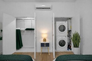 1 dormitorio, tabla de planchar con plancha, cuna de viaje y wifi