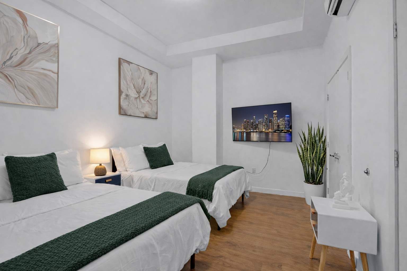 1 dormitorio, tabla de planchar con plancha, cuna de viaje y wifi