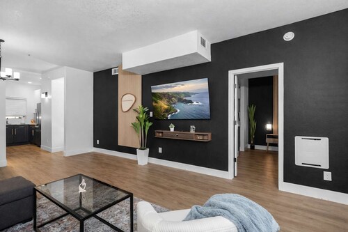 Desert Escape 2 Bedroom w Pool, Gym & Pickleball
