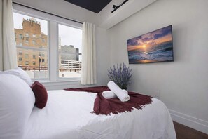 2 bedrooms, iron/ironing board, travel cot, WiFi - Downtown San Antonio 2BR Retreat River Walk Area Gym &  Parking (San Antonio)