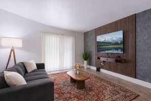 TV, offices - Chic South Tampa Retreat  2 King Beds  Pool, Gym & Prime Walkable Location (Tampa)
